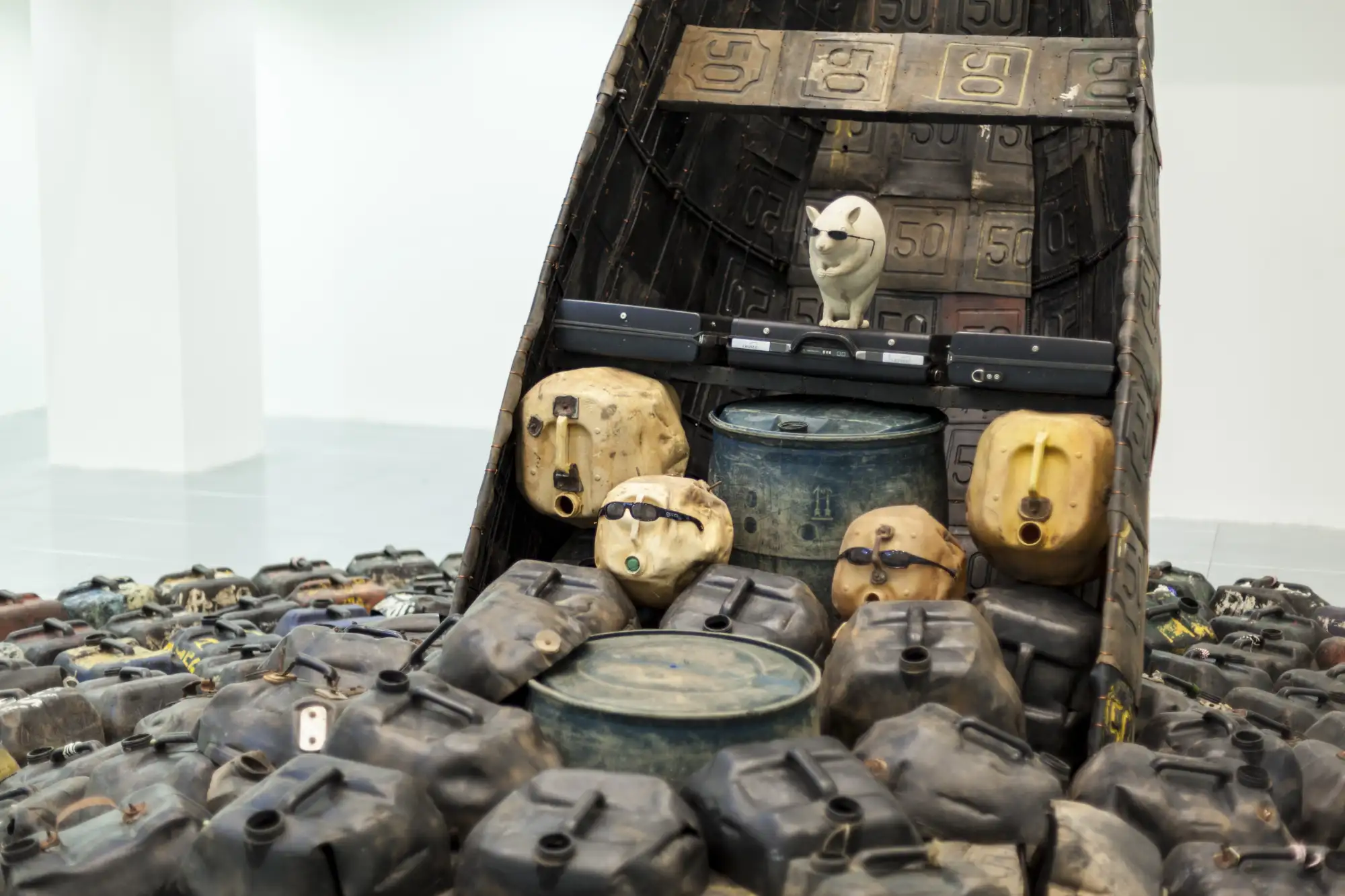 Ein sinkendes Schiff in Mitten von Ölkanistern, an board ein Hase mit Sonnenbrille.