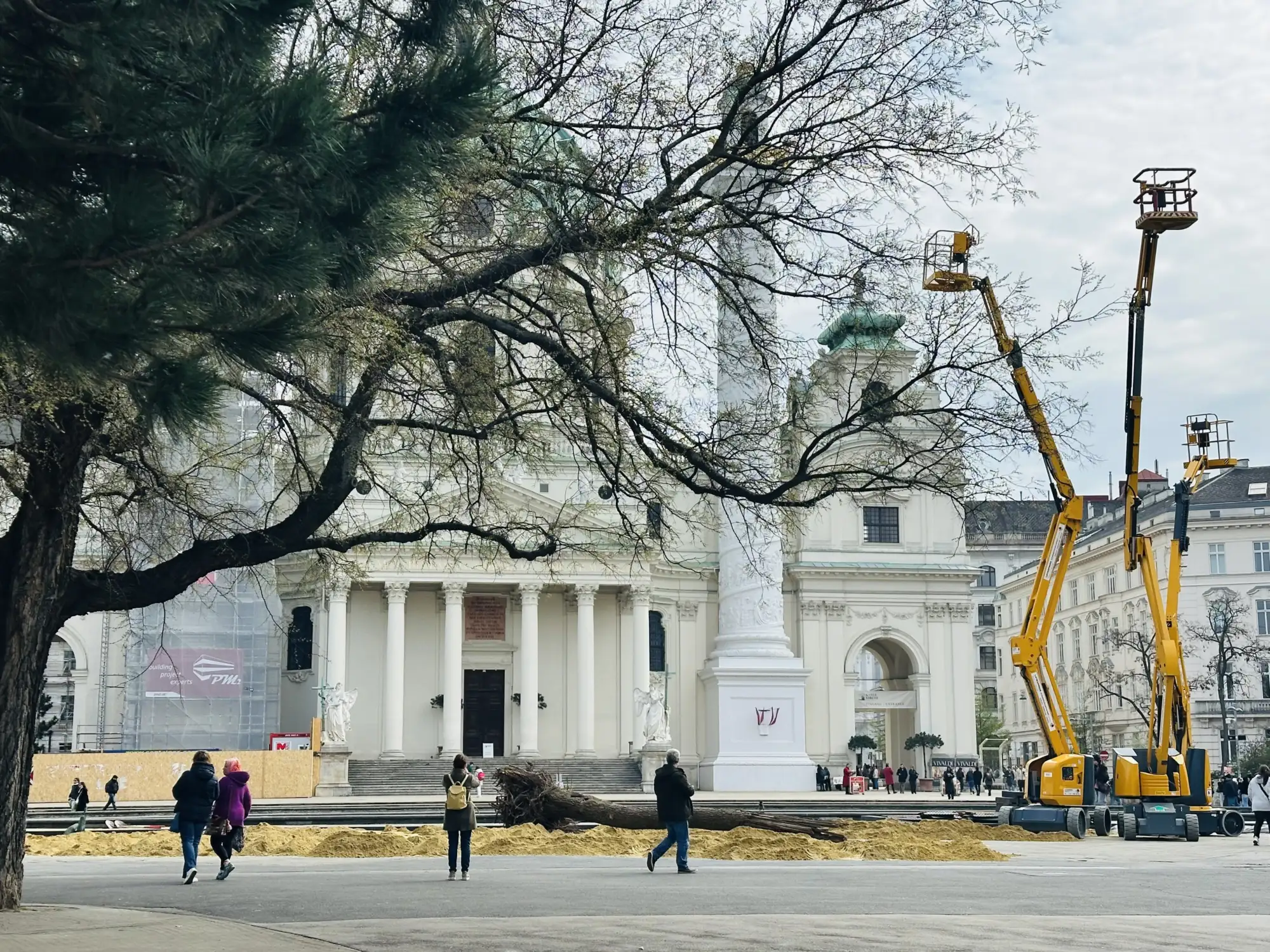 Der Wiener Karlsplatz, vor der Karlskirche Sand und Baumstämme und hochgestreckte Baukräne - Kaorle am Karlsplatz 2026 befindet sich im Aufbau.