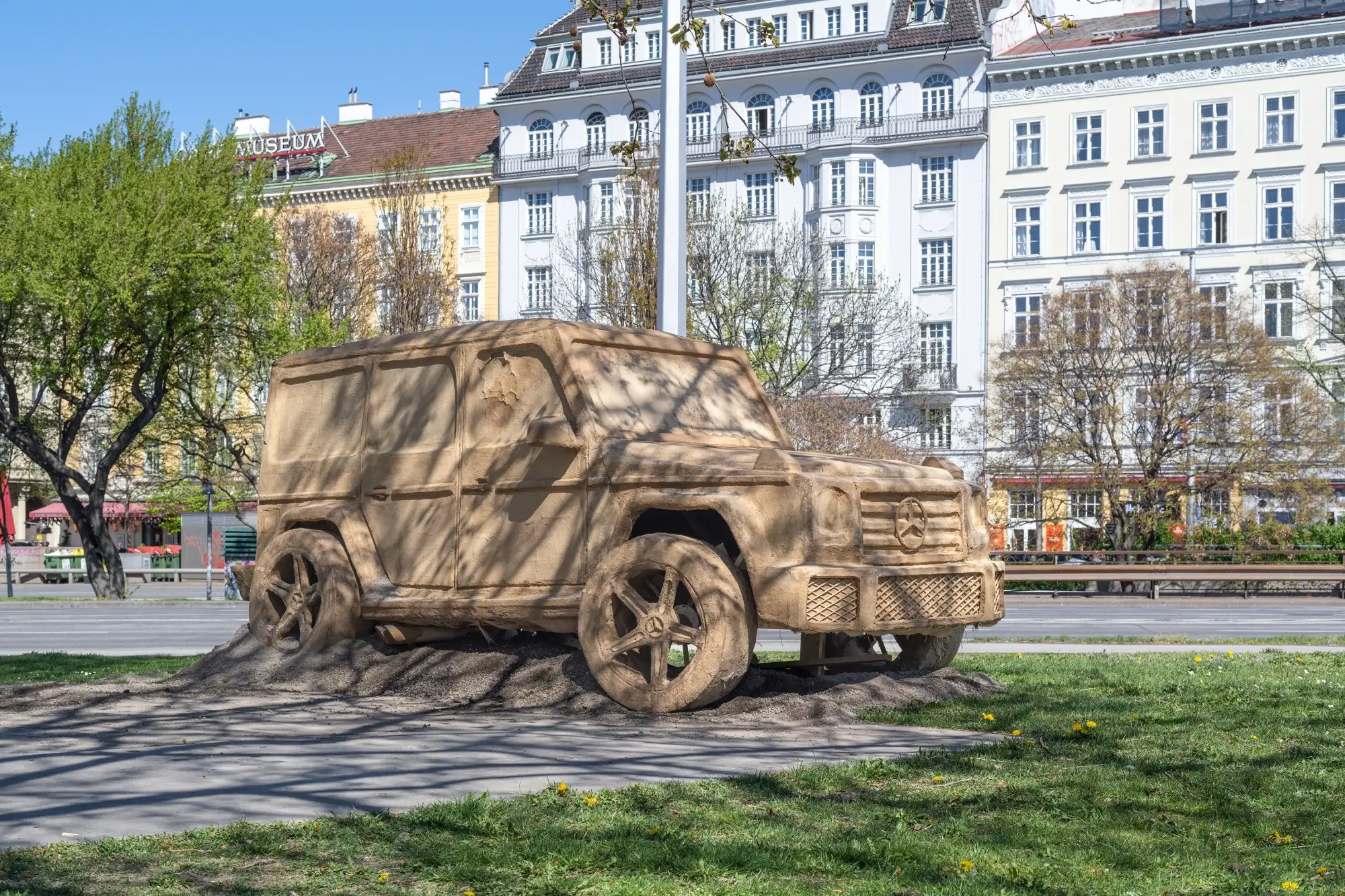 Ein von Schlamm bedeckter SUV auf einer Wiese.