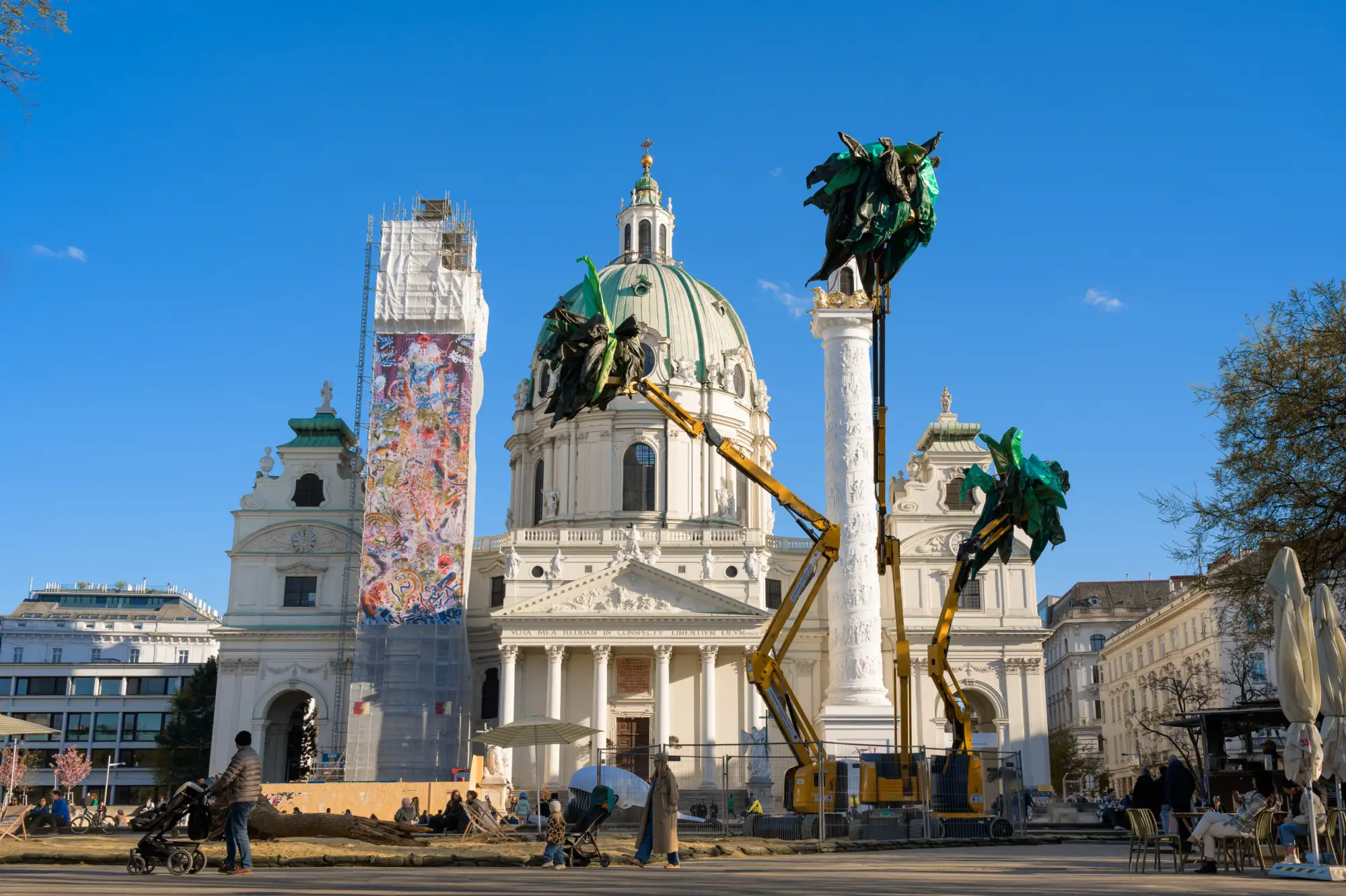 Hebebühnen mit Palmblättern aus recycelten Abdeckplanen.
