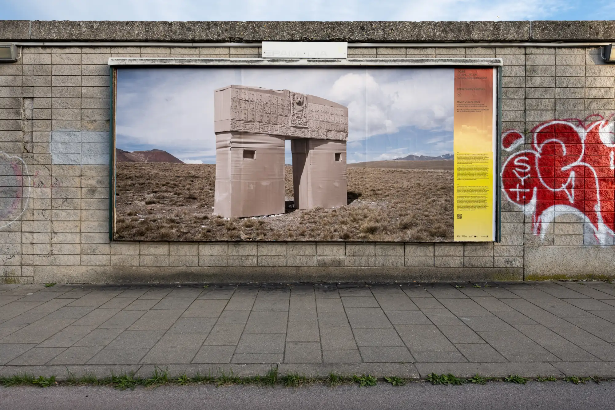 Bild eines Steinbogens auf einer Plakatwand