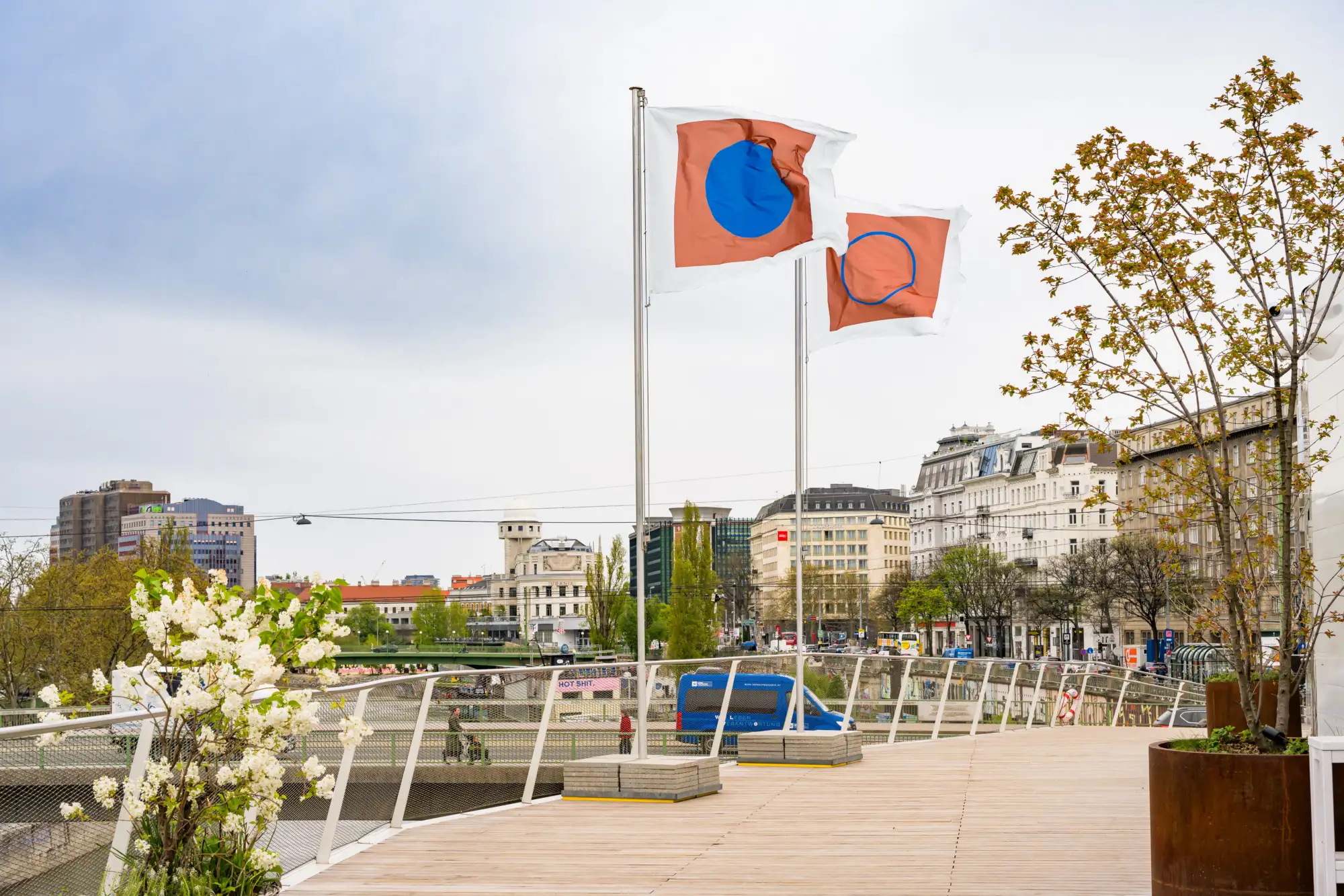 Fahnen auf einer Brücke