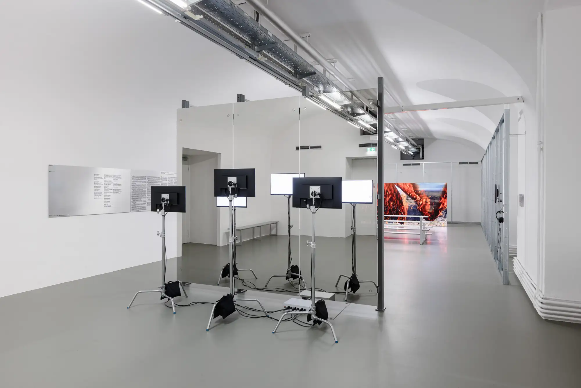 Ausstellungsansicht, white Cube mit Objekt