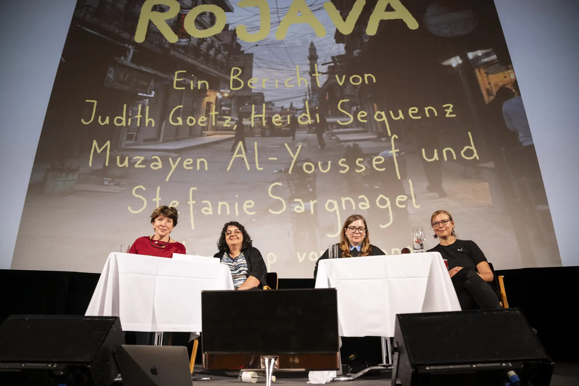 die vier Autor*innen am Podium.