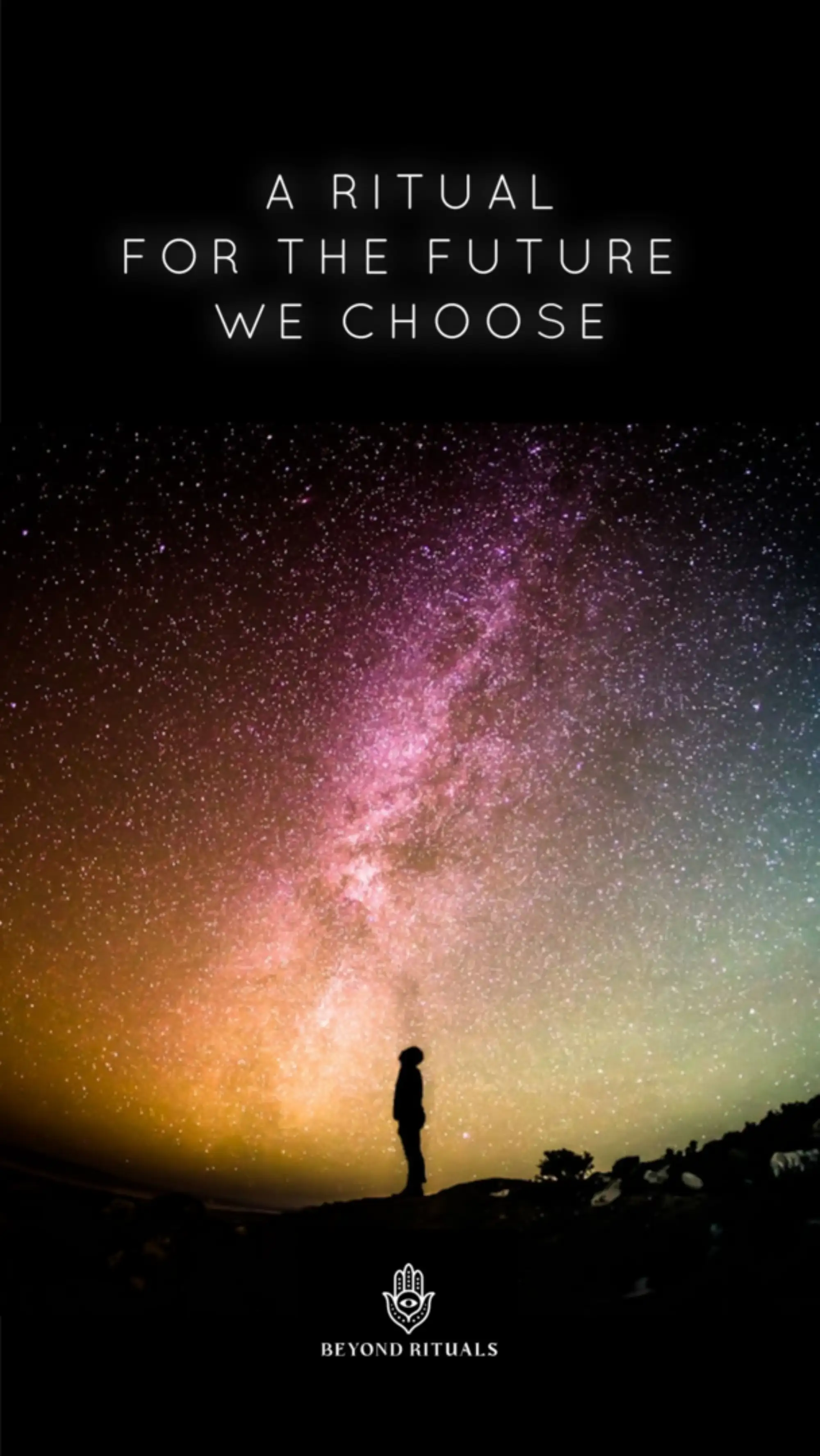 Mensch steht in der Nacht auf einem Hügel, im Hintergrund Weltall