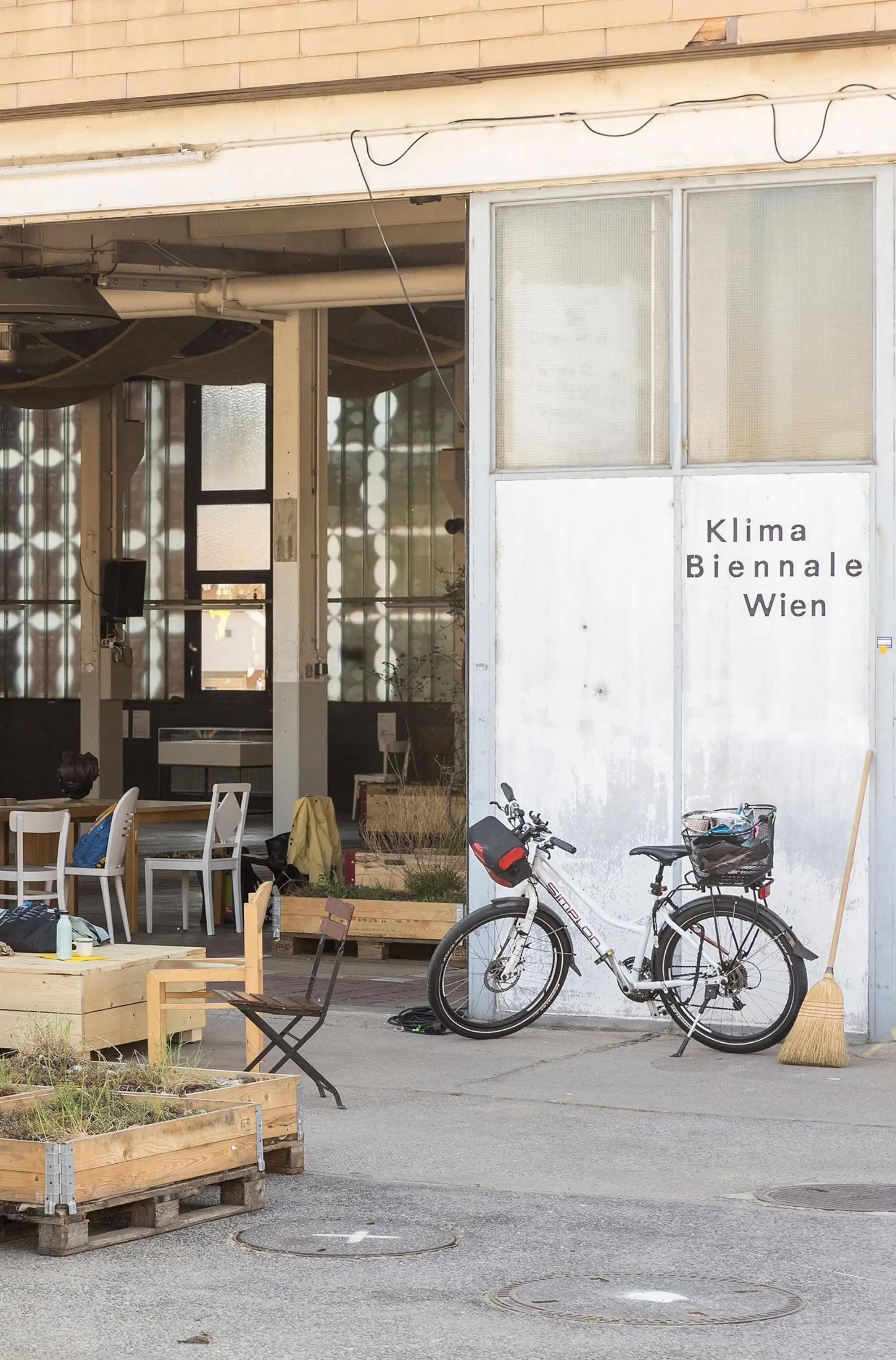 Fahrrad steht vor einer offenen Industriehalle
