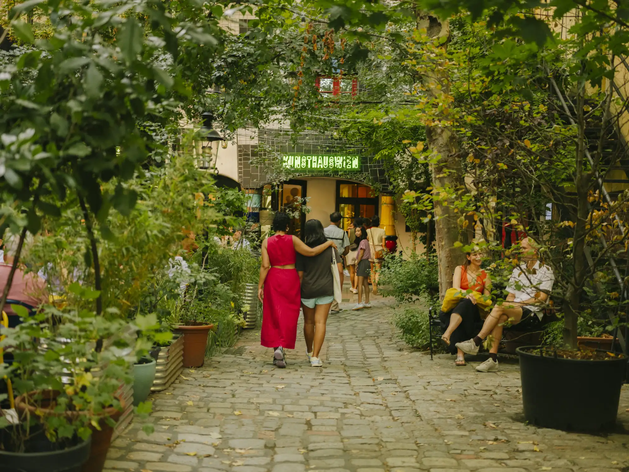 zwei Menschen gehen durch den Innenhof des KunstHausWien
